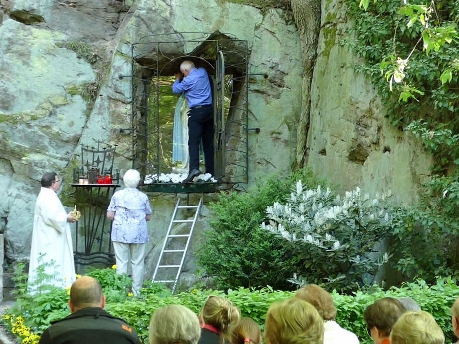 Maiandacht mit Krönung der Fatima-Madonna (Foto: Karl-Franz Thiede)